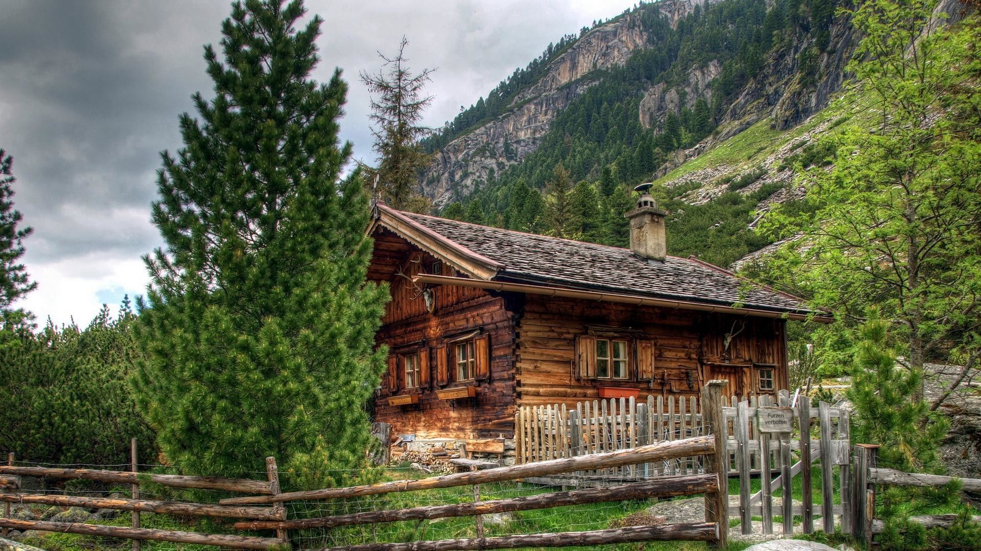 Vista exterior de cabaña junto al lago