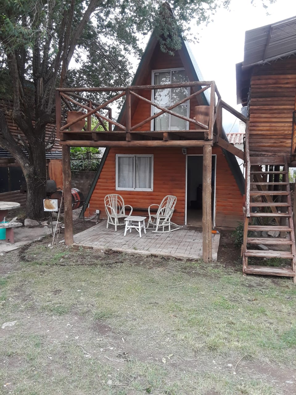 Vista frontal de cabaña alpina en Santa Maria de Punilla